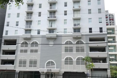 Condo in Miami, Florida, 2 bedrooms № 1987051