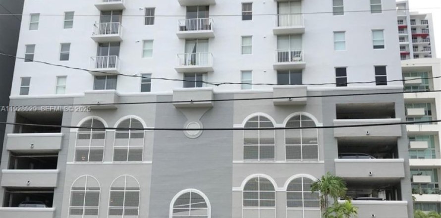 Condo in Miami, Florida, 2 bedrooms № 1987051