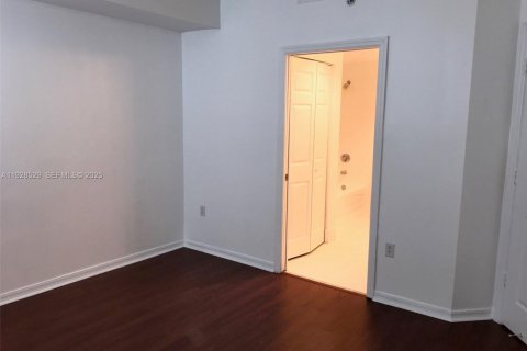 Condo in Miami, Florida, 2 bedrooms № 1987051 - photo 10