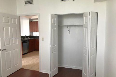 Condo in Miami, Florida, 2 bedrooms № 1987051 - photo 15