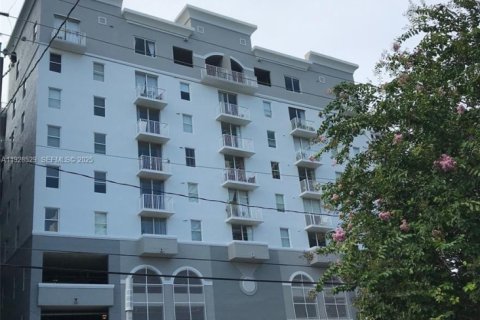 Condo in Miami, Florida, 2 bedrooms № 1987051 - photo 2