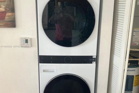 Condo in Miami, Florida, 2 bedrooms № 1987051 - photo 17