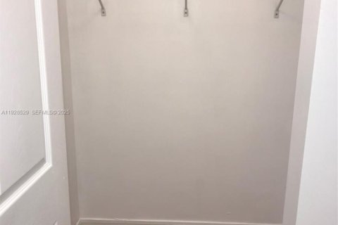 Condo in Miami, Florida, 2 bedrooms № 1987051 - photo 11