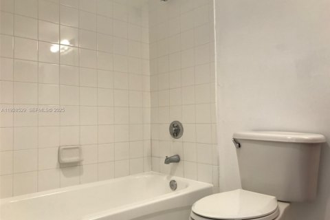 Condo in Miami, Florida, 2 bedrooms № 1987051 - photo 13