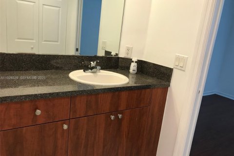 Condo in Miami, Florida, 2 bedrooms № 1987051 - photo 12