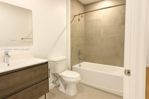 Apartamento en alquiler en Hollywood, Florida, 2 dormitorios, 1704.85 m2 № 1984187 - foto 13