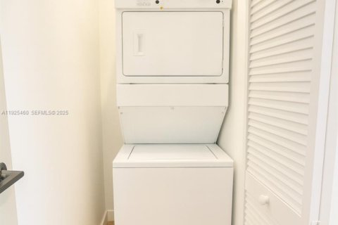 Apartamento en alquiler en Hollywood, Florida, 2 dormitorios, 1704.85 m2 № 1984187 - foto 18