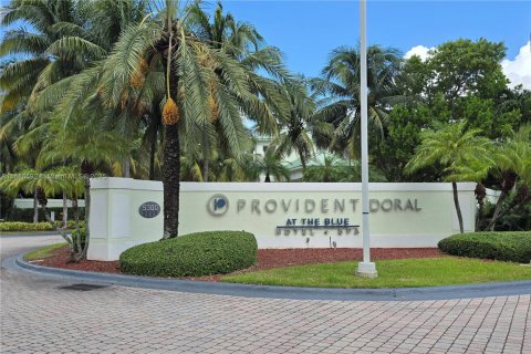 Condo in Doral, Florida, 3 bedrooms  № 1946305 - photo 1