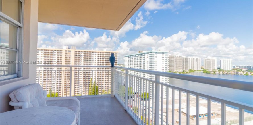 Кондоминиум с 2 спальнями в Санни-Айлс-Бич, Флорида № 1931694