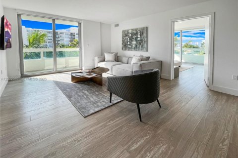 Condo in Bay Harbor Islands, Florida, 3 bedrooms  № 2066069 - photo 6