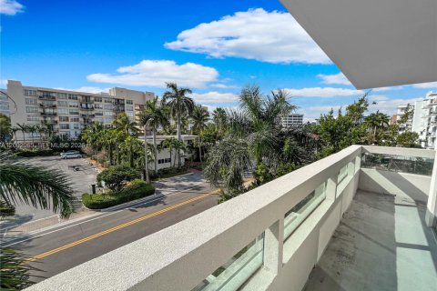 Condo in Bay Harbor Islands, Florida, 3 bedrooms  № 2066069 - photo 9