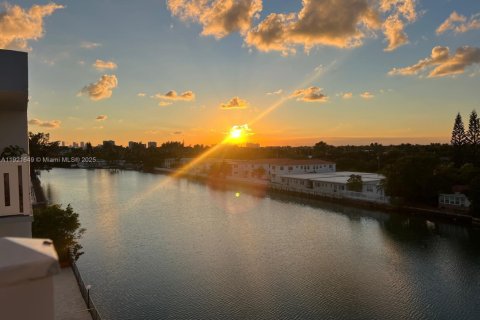 Купить кондоминиум в Майами-Бич, Флорида 1 спальня, 76.64м2, № 1975336 - фото 12