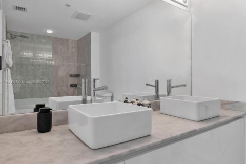 Condo in Miami, Florida, 2 bedrooms  № 1931190 - photo 29
