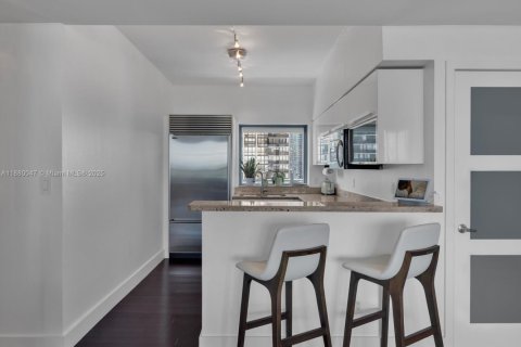 Condo in Miami, Florida, 2 bedrooms  № 1931190 - photo 7