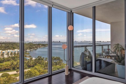 Condo in Miami, Florida, 2 bedrooms  № 1931190 - photo 1