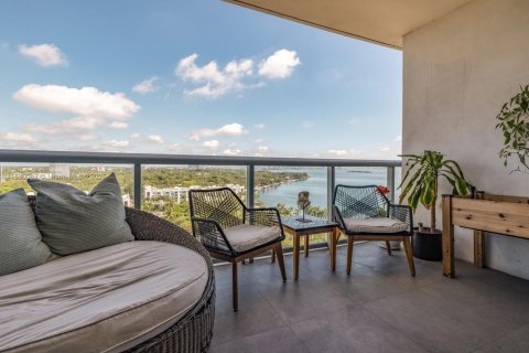 Condo in Miami, Florida, 2 bedrooms  № 1931190 - photo 3