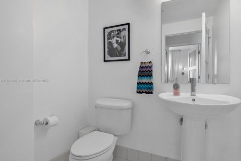 Condo in Miami, Florida, 2 bedrooms  № 1931190 - photo 11