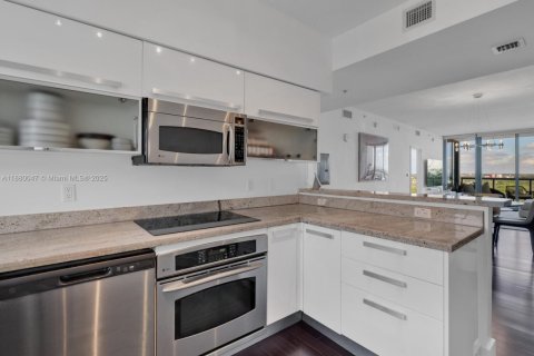 Condo in Miami, Florida, 2 bedrooms  № 1931190 - photo 9