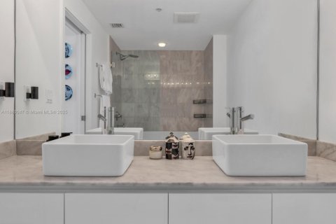 Condo in Miami, Florida, 2 bedrooms  № 1931190 - photo 30