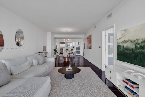 Condo in Miami, Florida, 2 bedrooms  № 1931190 - photo 17