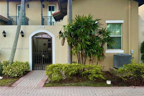 Touwnhouse à vendre à Pembroke Pines, Floride: 3 chambres, 168.8 m2 № 1986559 - photo 1