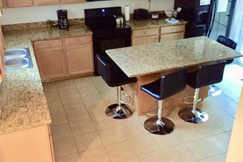 Touwnhouse à vendre à Pembroke Pines, Floride: 3 chambres, 168.8 m2 № 1986559 - photo 2