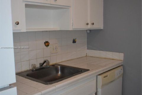 Copropriété à louer à North Miami, Floride: 1 chambre, 100.33 m2 № 1966585 - photo 2