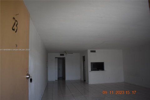 Copropriété à louer à North Miami, Floride: 1 chambre, 100.33 m2 № 1966585 - photo 1
