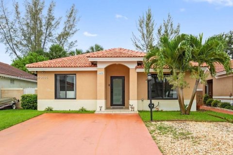 House in Miami Gardens, Florida 3 bedrooms, 117.34 sq.m. № 1814617 - photo 1