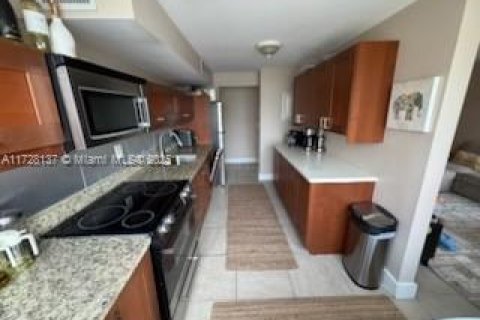 Condo in Sunny Isles Beach, Florida, 2 bedrooms  № 1703119 - photo 12