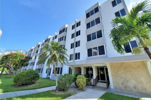 Condo in Sunny Isles Beach, Florida, 2 bedrooms  № 1703119 - photo 1