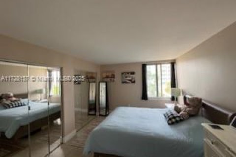 Condo in Sunny Isles Beach, Florida, 2 bedrooms  № 1703119 - photo 15