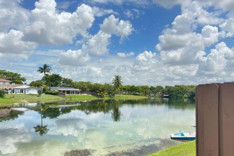 Condo in Miami, Florida, 1 bedroom  № 1922002 - photo 3