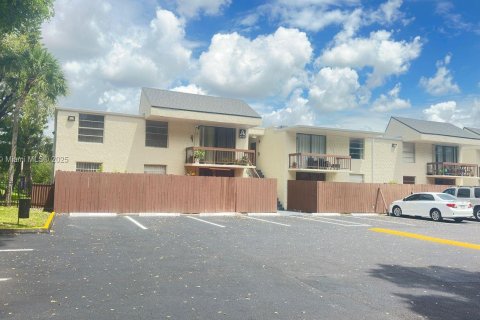 Condo in Miami, Florida, 1 bedroom  № 1922002 - photo 1