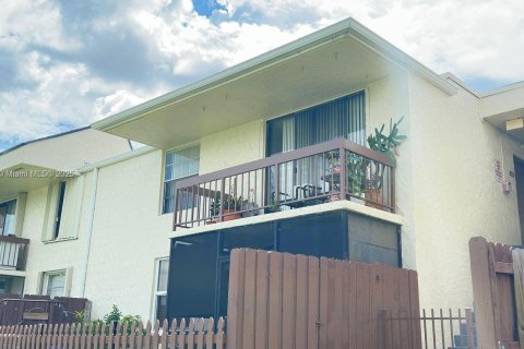 Condo in Miami, Florida, 1 bedroom  № 1922002 - photo 2