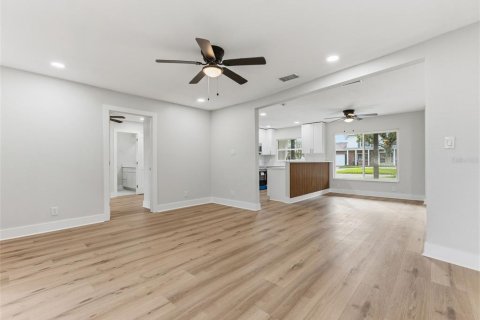 House in Tampa, Florida 5 bedrooms, 250.37 sq.m. № 2092635 - photo 14