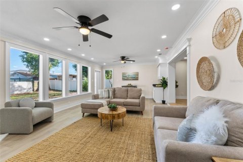 House in Tampa, Florida 5 bedrooms, 250.37 sq.m. № 2092635 - photo 2
