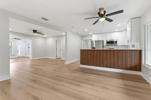 House in Tampa, Florida 5 bedrooms, 250.37 sq.m. № 2092635 - photo 10