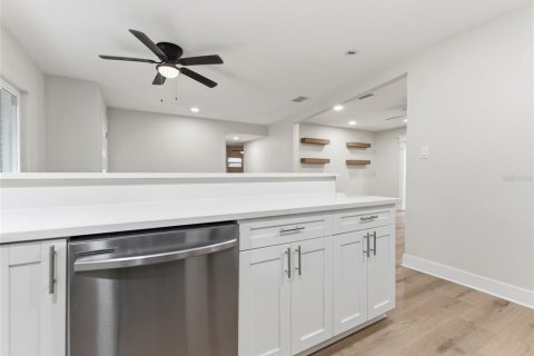 House in Tampa, Florida 5 bedrooms, 250.37 sq.m. № 2092635 - photo 13