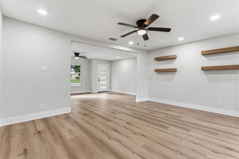 House in Tampa, Florida 5 bedrooms, 250.37 sq.m. № 2092635 - photo 15
