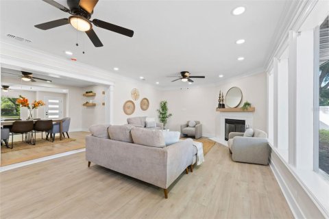 House in Tampa, Florida 5 bedrooms, 250.37 sq.m. № 2092635 - photo 4