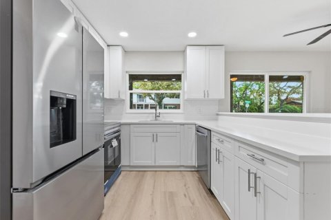 House in Tampa, Florida 5 bedrooms, 250.37 sq.m. № 2092635 - photo 11
