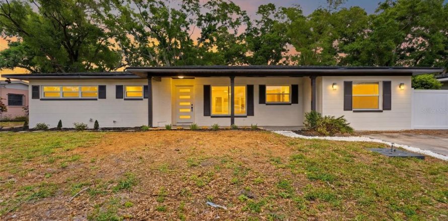 House in Tampa, Florida 5 bedrooms, 250.37 sq.m. № 2092635