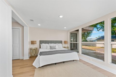 House in Tampa, Florida 5 bedrooms, 250.37 sq.m. № 2092635 - photo 6