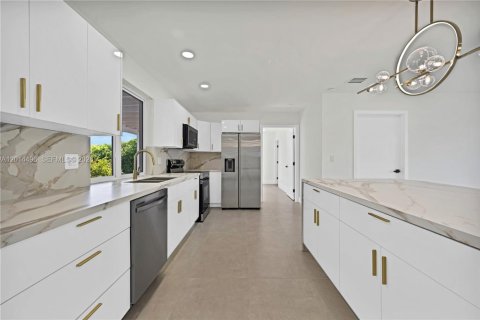 House in Hollywood, Florida 4 bedrooms № 2076500 - photo 6