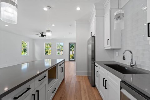 House in Sarasota, Florida 4 bedrooms, 190.26 sq.m. № 1034252 - photo 5