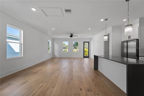 House in Sarasota, Florida 4 bedrooms, 190.26 sq.m. № 1034252 - photo 8