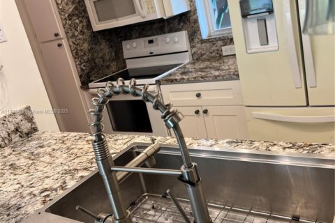 Condo in Coral Springs, Florida, 2 bedrooms  № 2012583 - photo 9