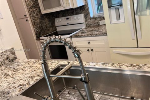 Condo in Coral Springs, Florida, 2 bedrooms  № 2012583 - photo 2