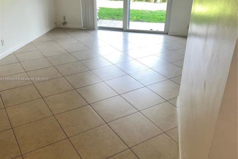 Condo in Coral Springs, Florida, 2 bedrooms  № 2012583 - photo 4